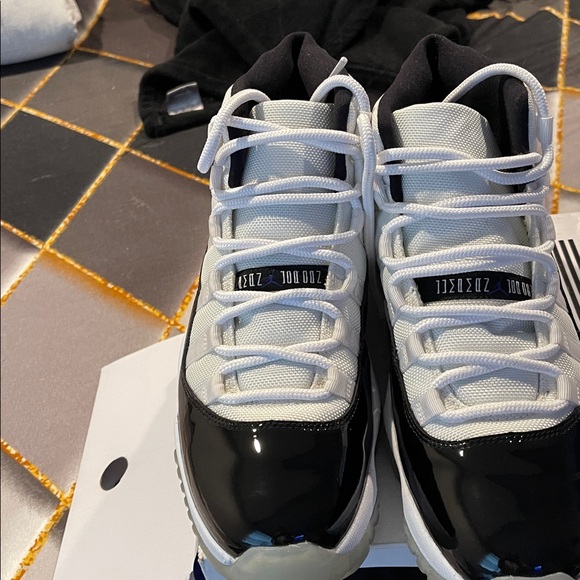 Jordan men air Jordon 11 Retro 11 black and white some damage on the box - Picture 2 of 9